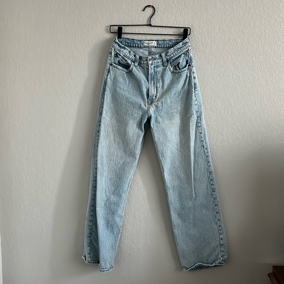 Abercrombie Curve Love The ‘90s Relaxed Jean High Rise - Picture 1 of 4